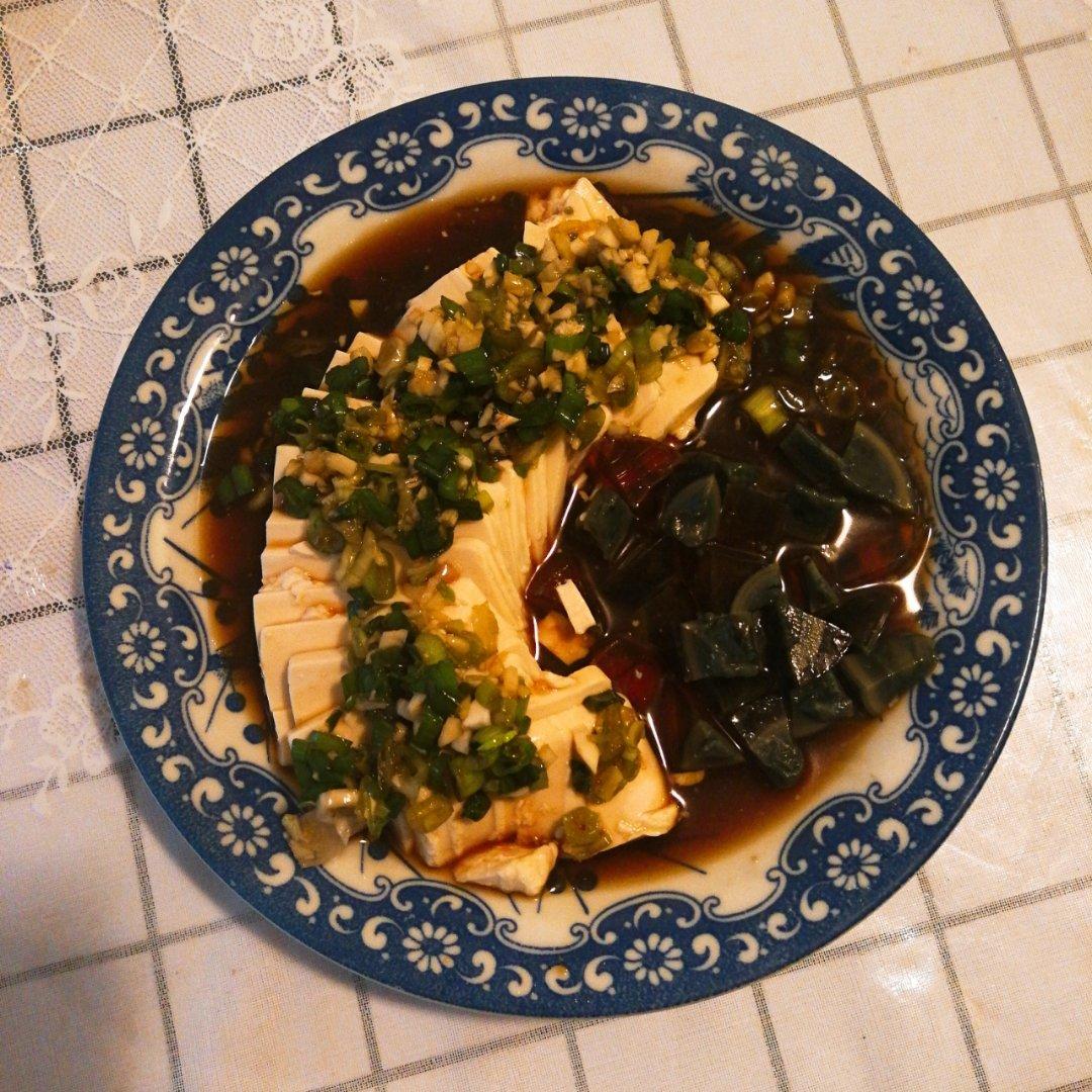 双椒拌皮蛋豆腐