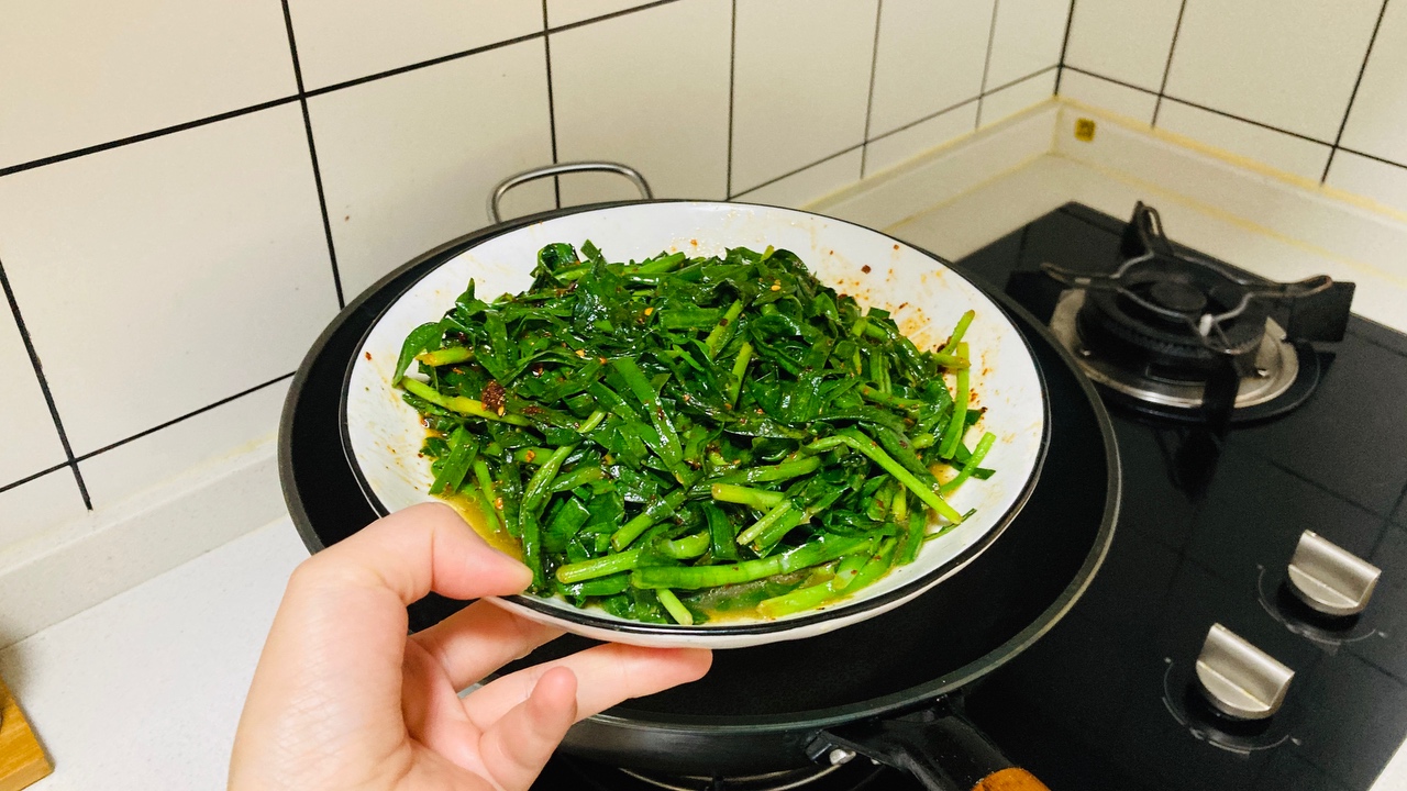 超好吃的烧烤韭菜（快速简易炒锅版）的做法