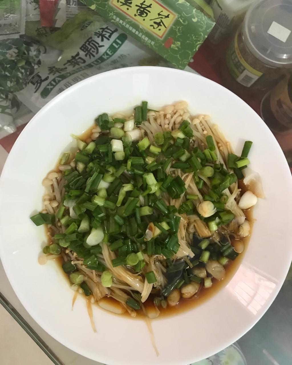 葱油金针菇——10分钟快手菜，你绝对不能错过的美味~