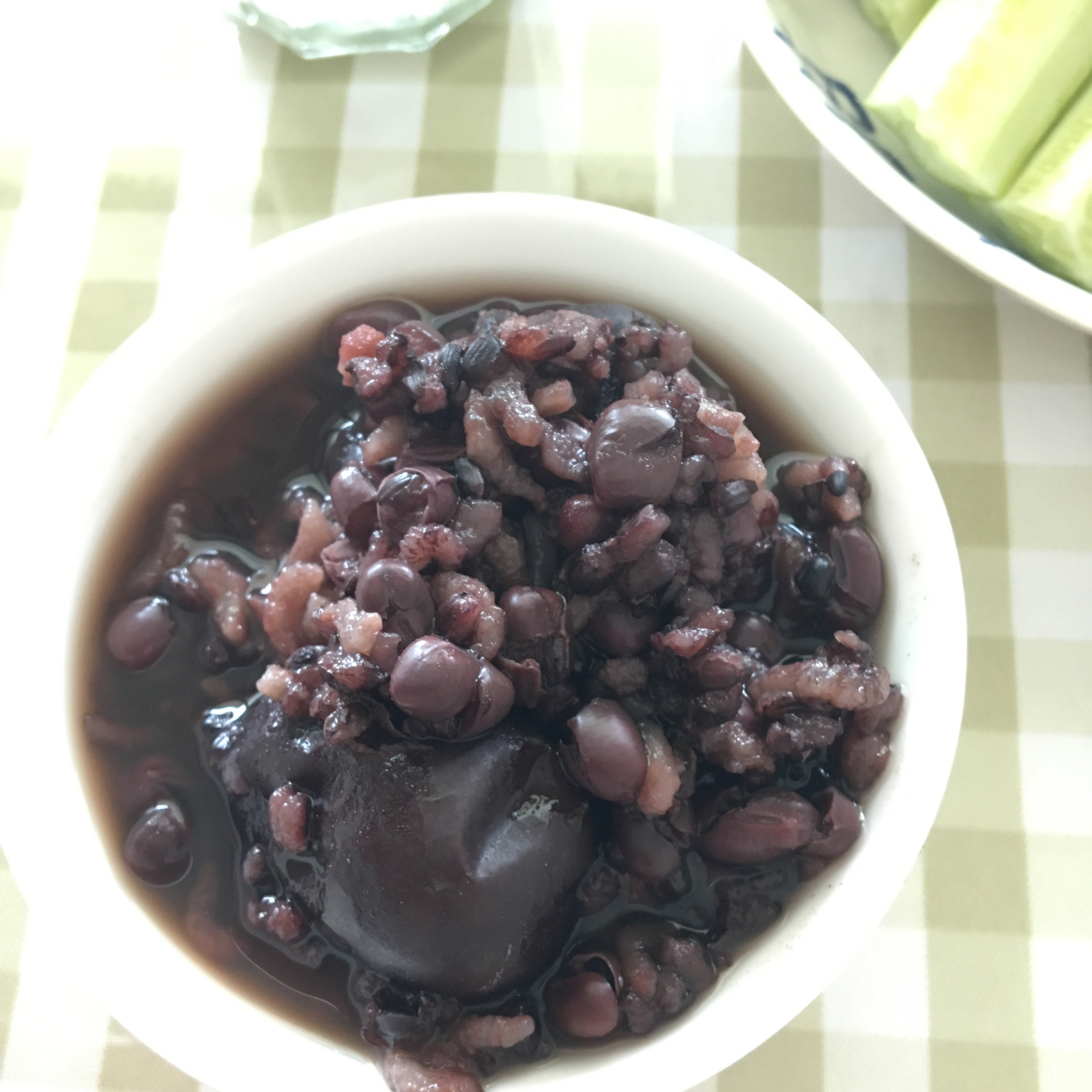 红枣黑米红豆粥