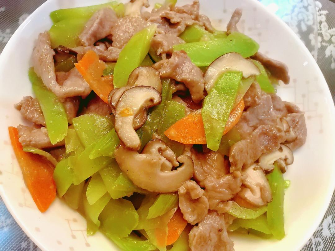 嫩炒牛肉片～～简单快手菜