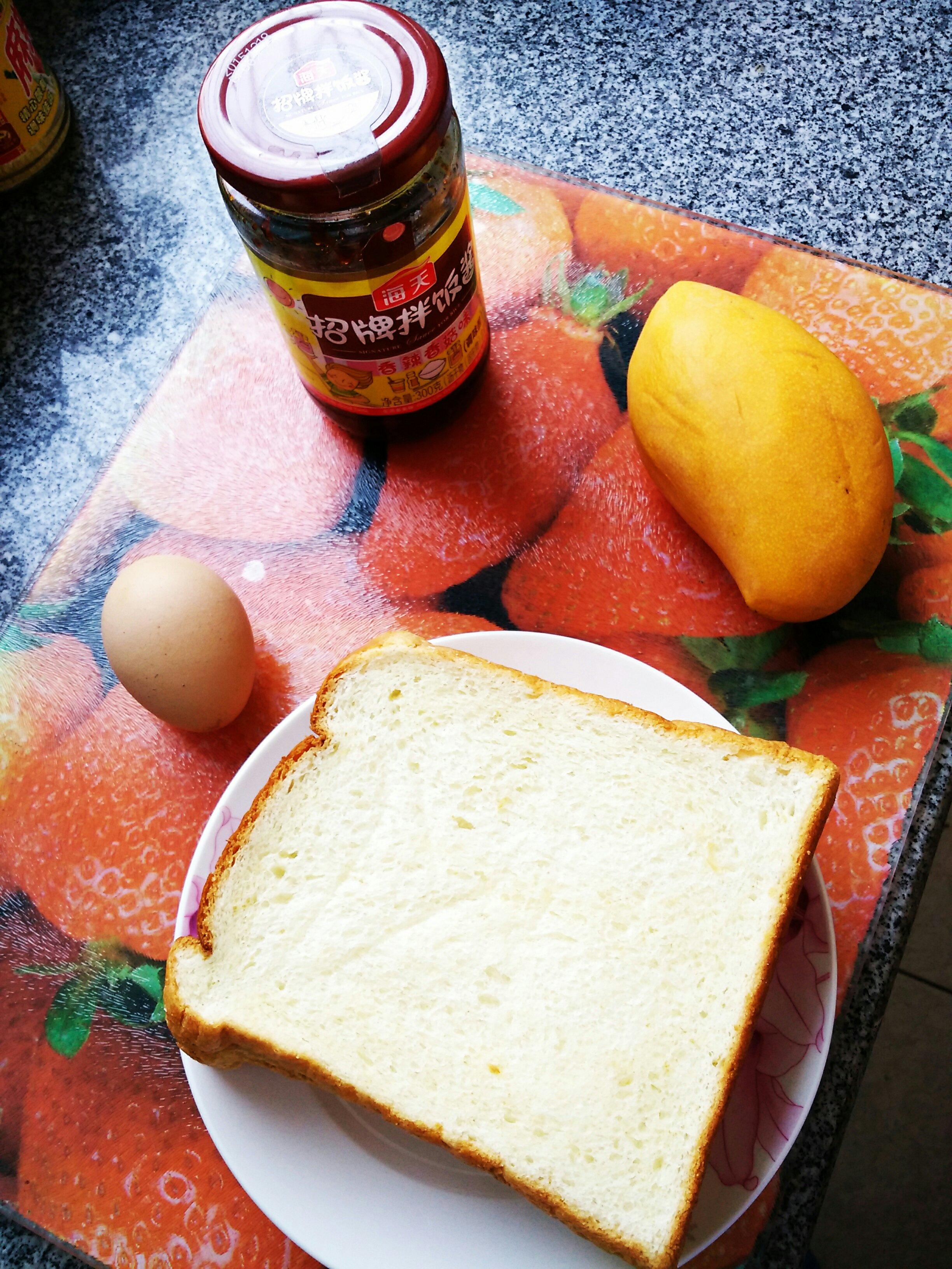 60秒芒果蛋堡（微波炉早餐）的做法 步骤1