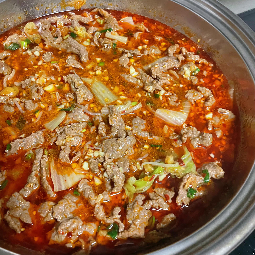 厨师长教你：“豆花水煮牛肉”做法，牛肉麻辣鲜香，豆花嫩滑入味