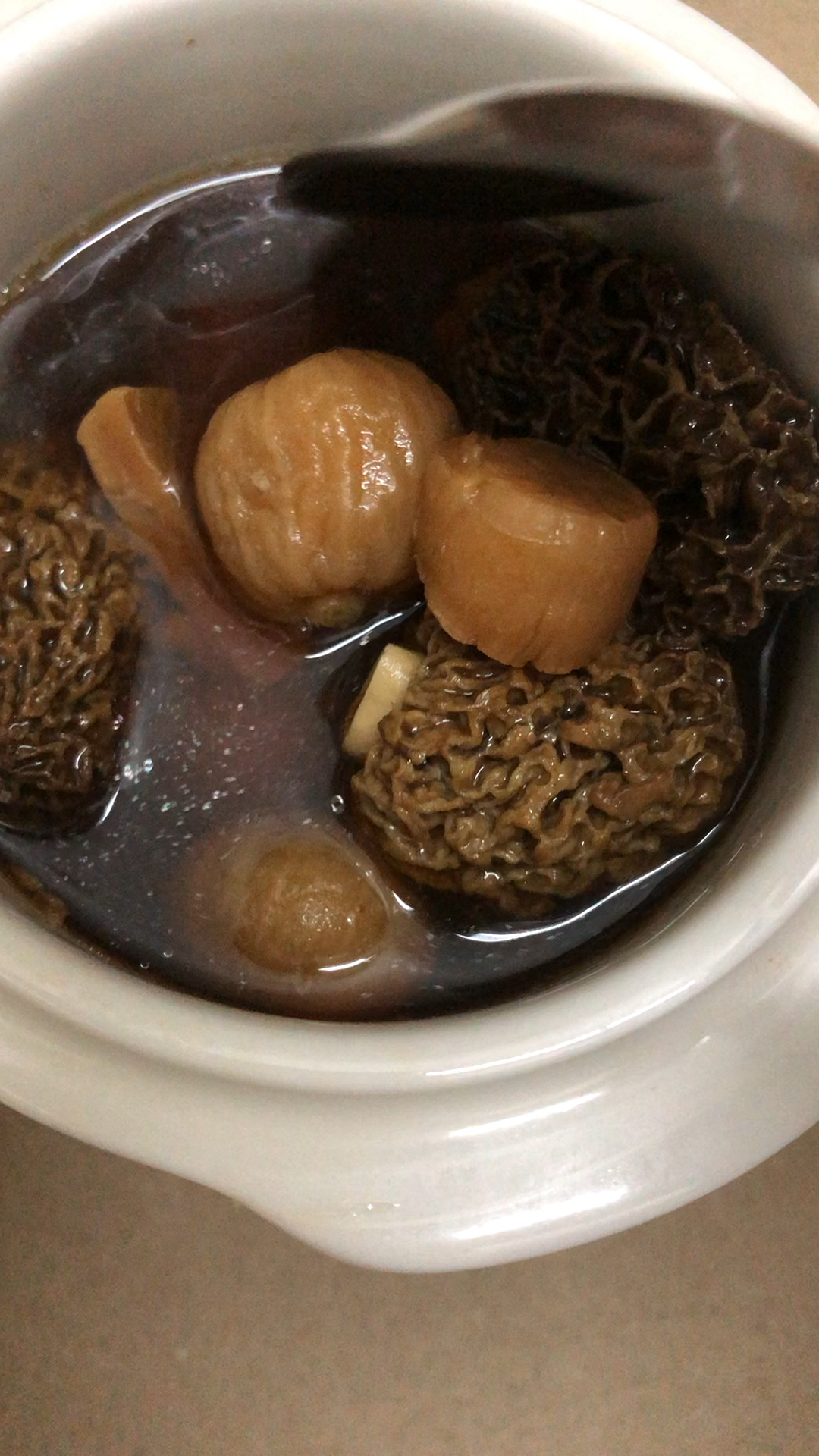 黑蒜陈皮羊肚菌瑶柱无花果响螺片瘦肉饼汤