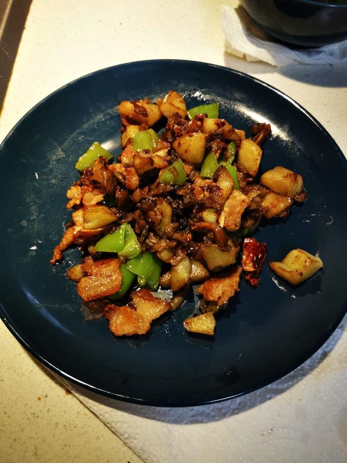 五花肉炖茄子土豆