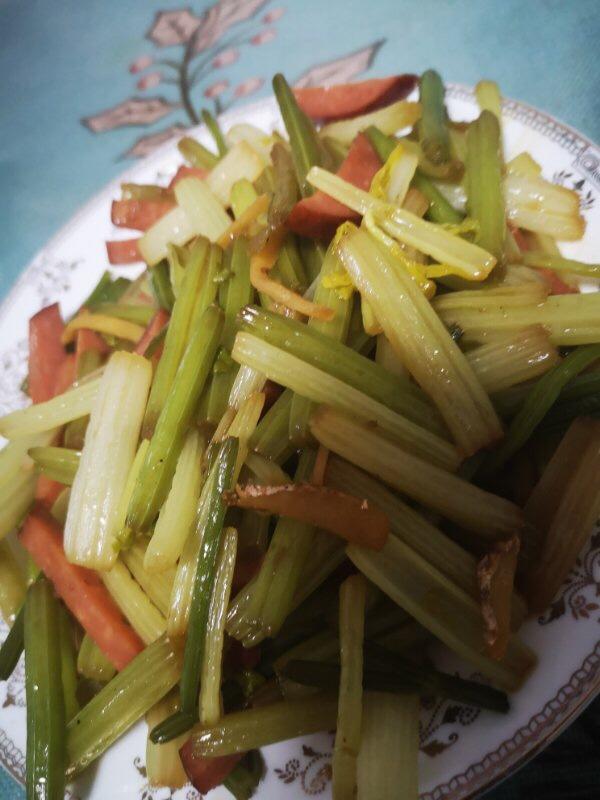 芹菜西红柿炒火腿肠