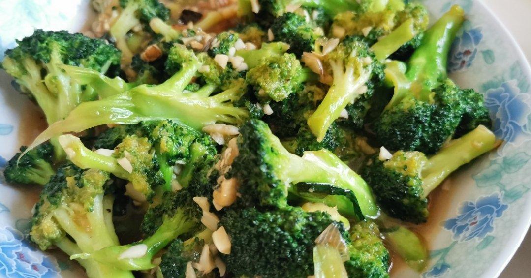 好吃到爆的耗油蒜蓉西兰花(从不修图，喜欢请关注)