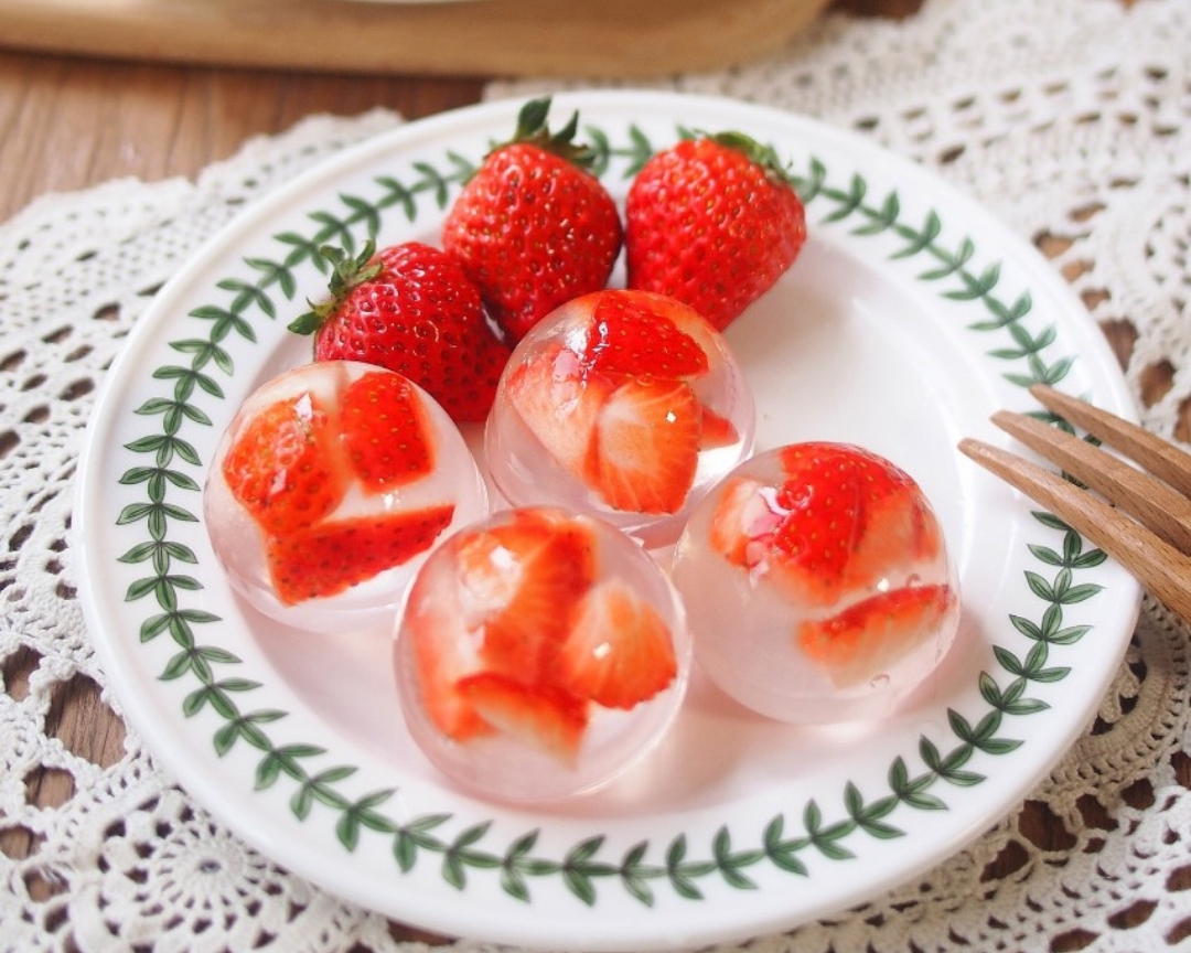 带草莓的球形果冻