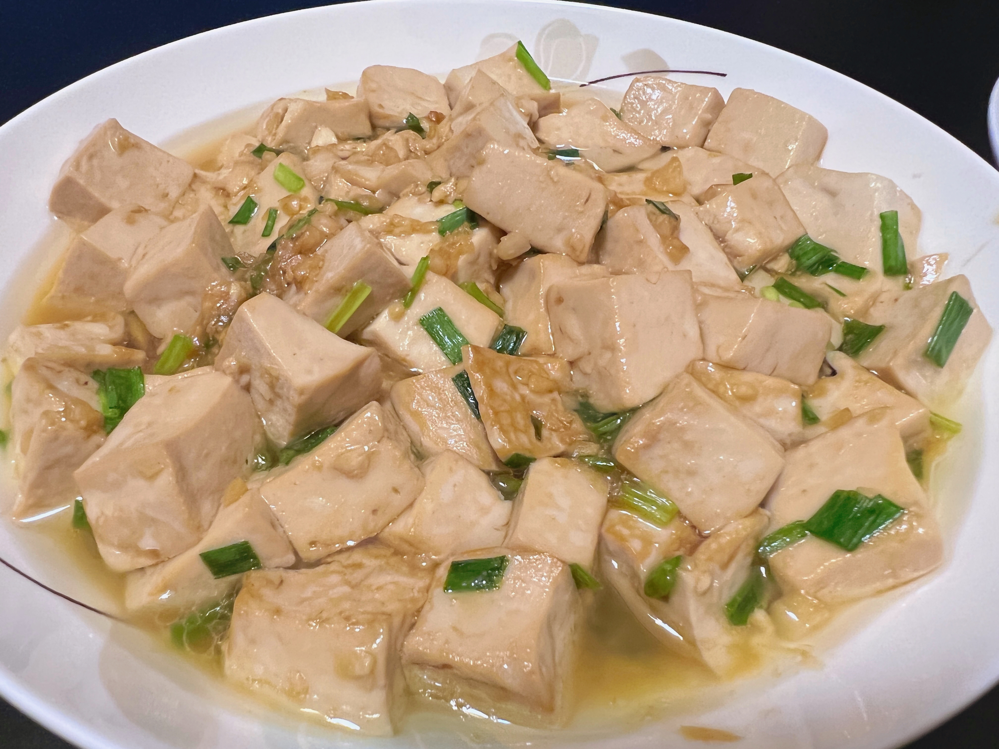 不放肉也超下饭的葱焖豆腐