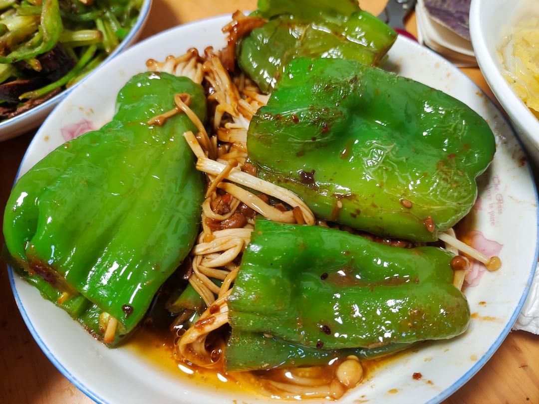 家常美味—虎皮青椒金针菇