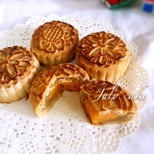 广式月饼——蛋黄莲蓉月饼