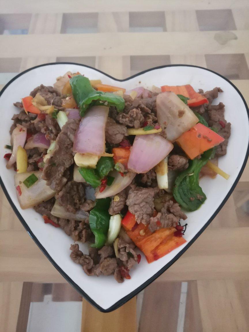 超级好吃的黑椒蒜粒洋葱炒牛肉粒