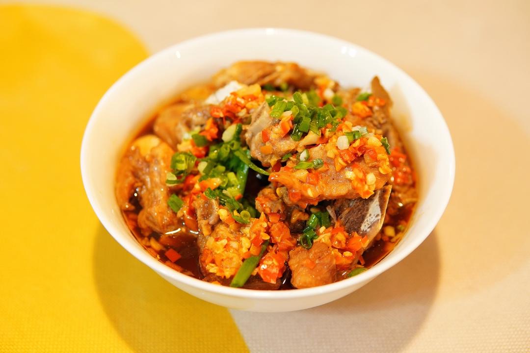 剁椒芋艿蒸排骨