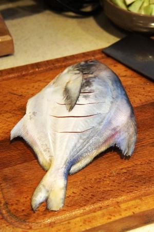 梅酱红焖鲳鱼的做法 步骤1