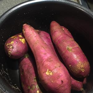 电饭煲焖红薯（地瓜）的做法 步骤1