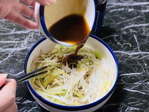 麻辣火锅后拯救肠胃的快手凉拌豆腐丝的做法 步骤8