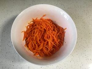 蒸胡萝卜丝（粉蒸红萝卜，柔软松散）的做法 步骤1
