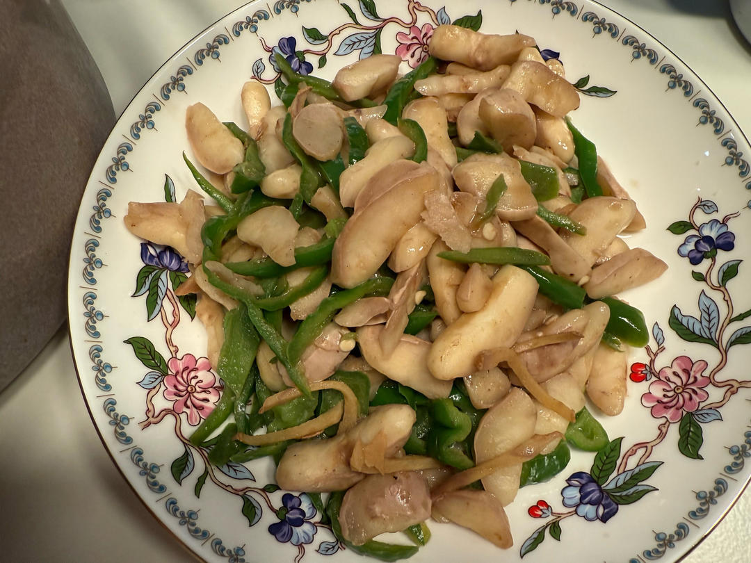 清炒嫩菱角，味道甘甜，小孩子好喜欢吃