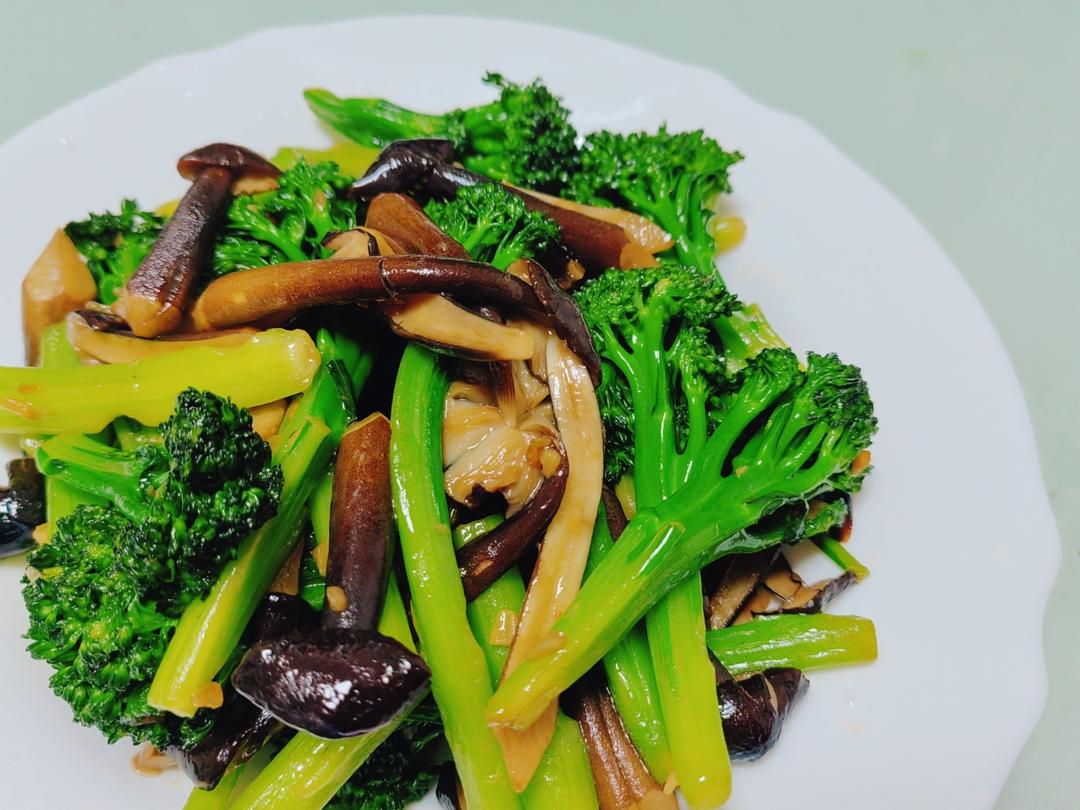 黑皮鸡枞炒西兰苔