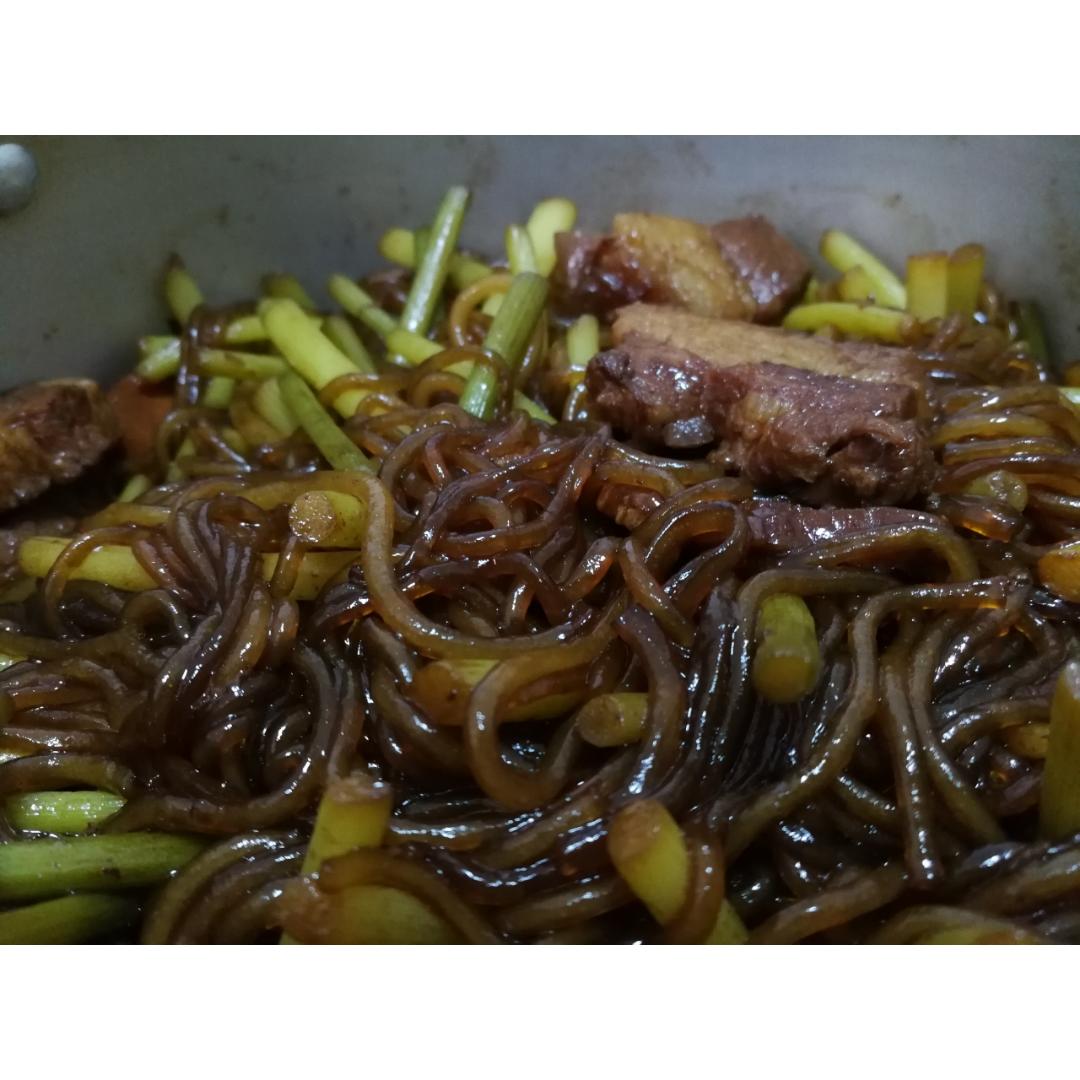红烧肉焖蒜薹