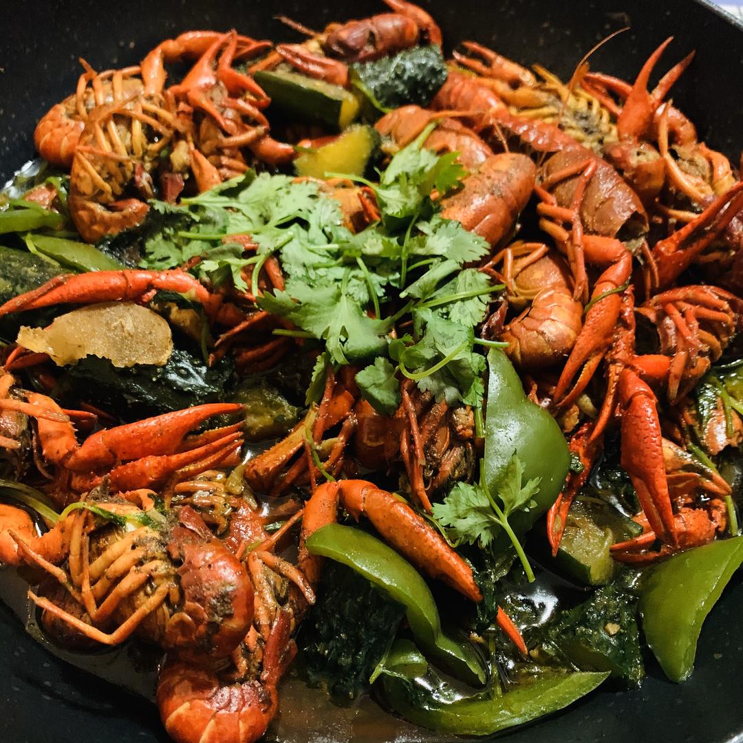 吮指不停的十三香小龙虾