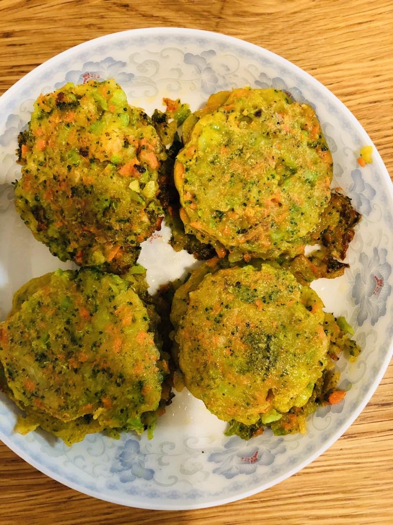 宝宝辅食：西兰花土豆饼—宝宝不爱吃蔬菜，试试缤纷蔬菜饼12M+