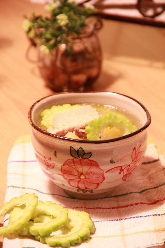 菠萝苦瓜排骨汤的做法 步骤6