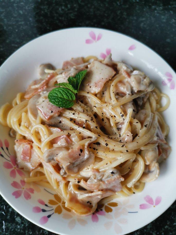 奶油蘑菇培根意面