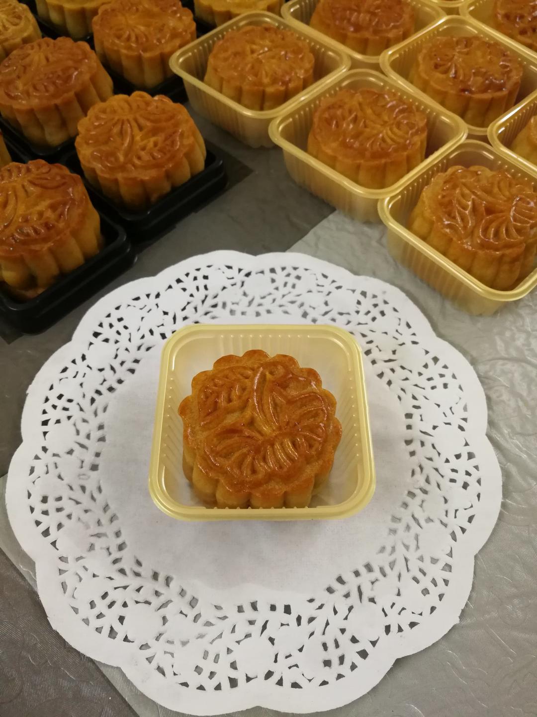 广式月饼—蛋黄芝麻月饼