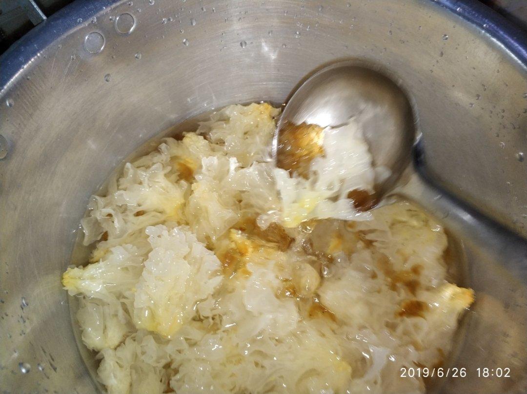 牛奶炖桃胶