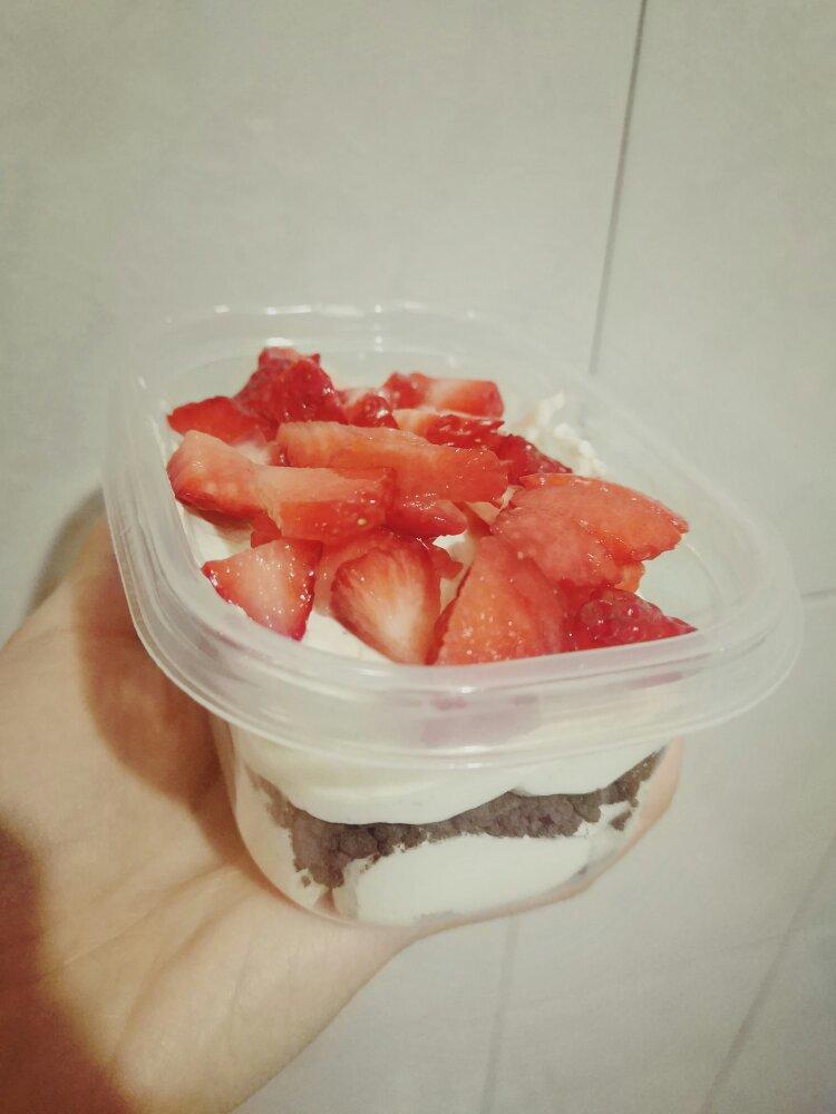 草莓奶油蛋糕盒子
