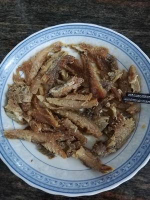 阳江豆豉炒鲜炸鲮鱼(罐头）油麦菜的做法 步骤3