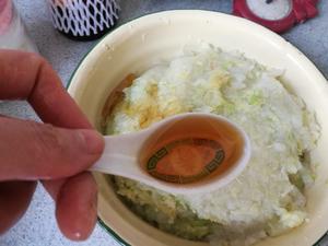 白菜+芫荽猪肉水饺的做法 步骤3