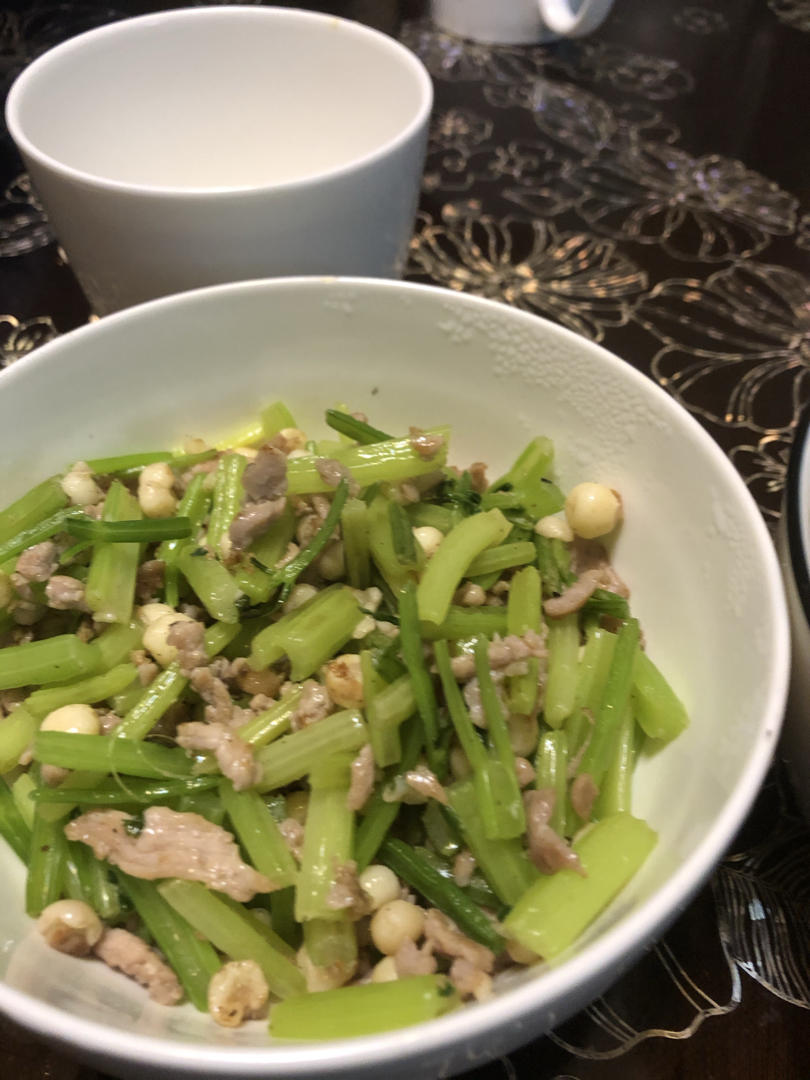 芹菜炒肉的新方法（这样炒出来的芹菜脆，肉丝嫩滑）