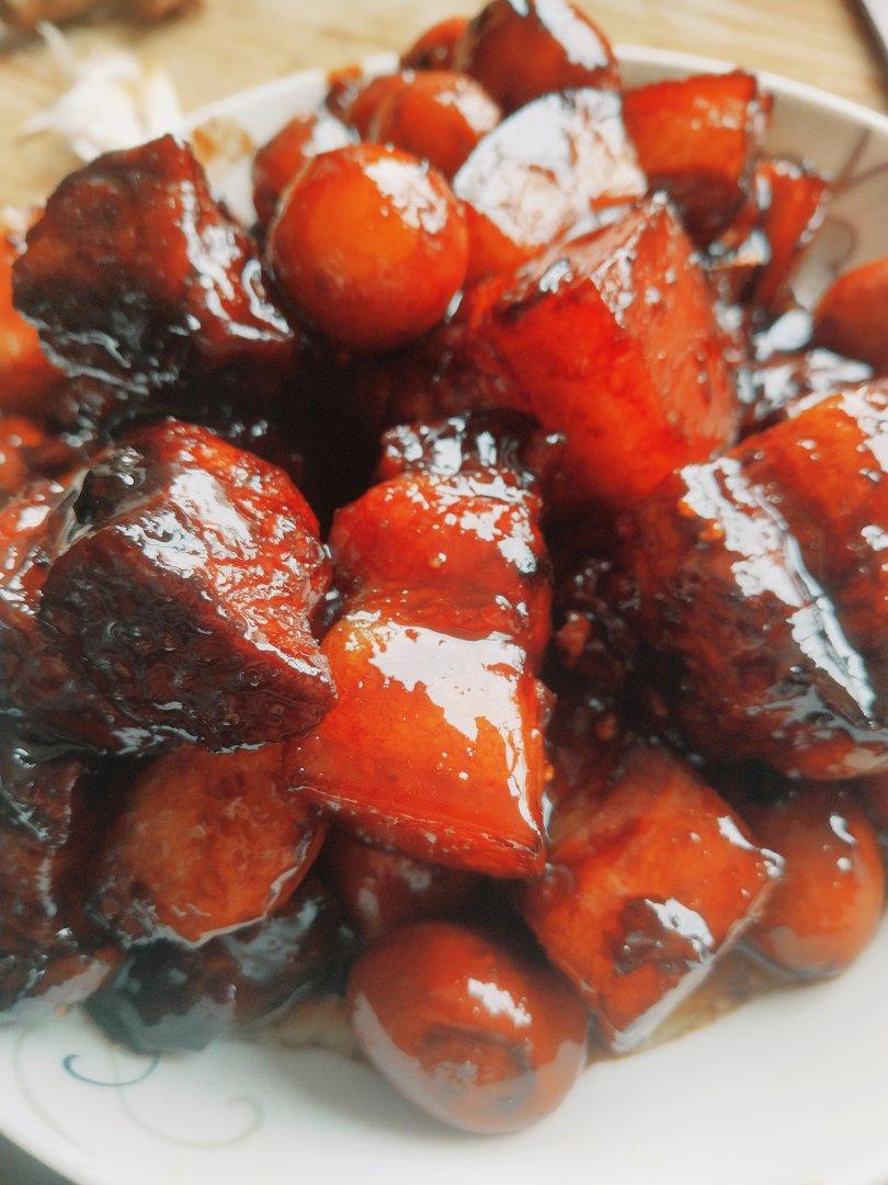 加了鹌鹑蛋后，这盘红烧肉，美味的逆天啦——鹌鹑蛋烧肉（孔瑶食谱）