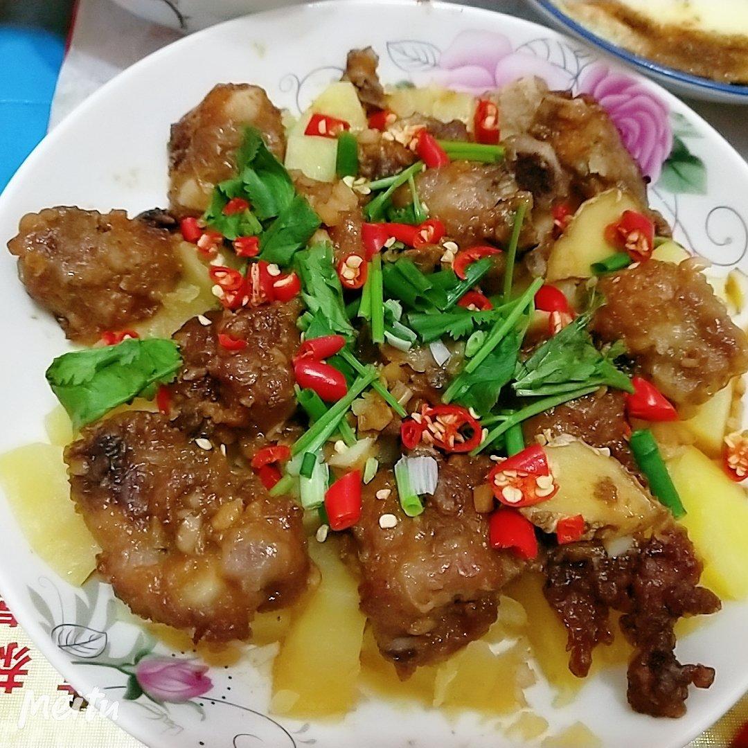 香酥排骨蒸土豆
