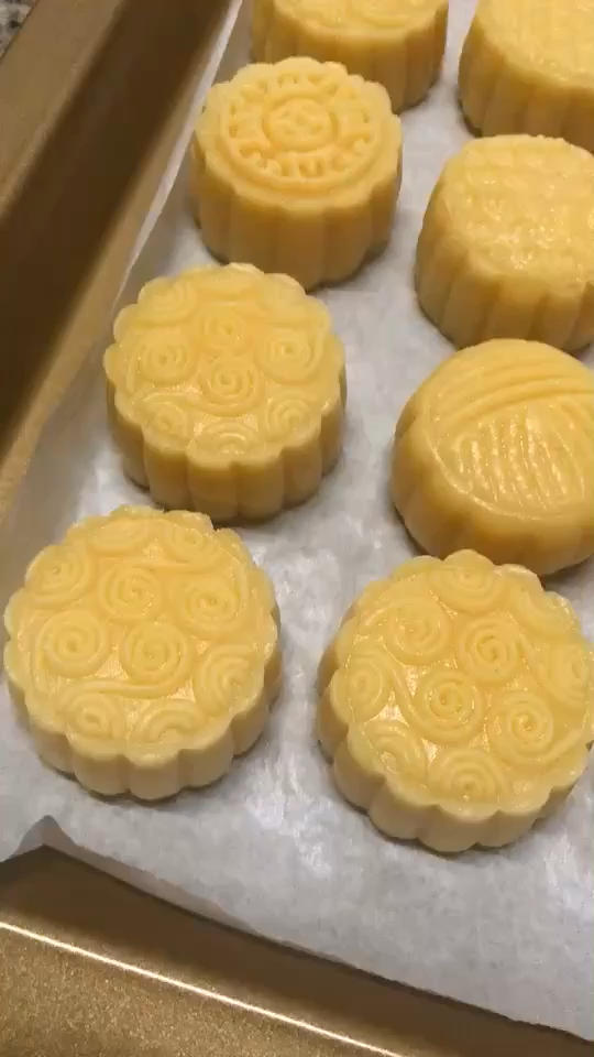 💃奶黄流心月饼——这是可以让你坐稳朋友圈厨霸位置的月饼🥮，没人点赞算我输👎