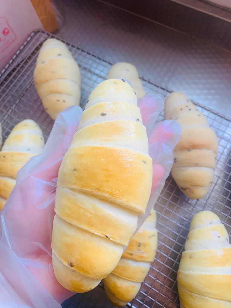 烫种黑芝麻盐面包