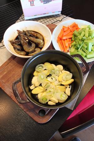 铸铁锅菜谱--黑胡椒干锅虾的做法 步骤2