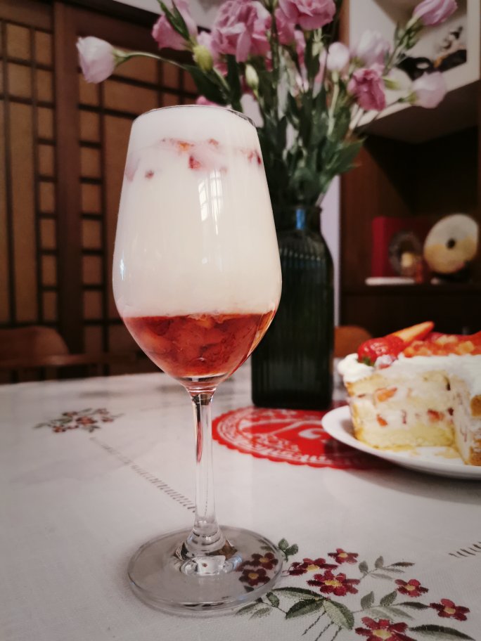 2017春日网红草莓牛奶