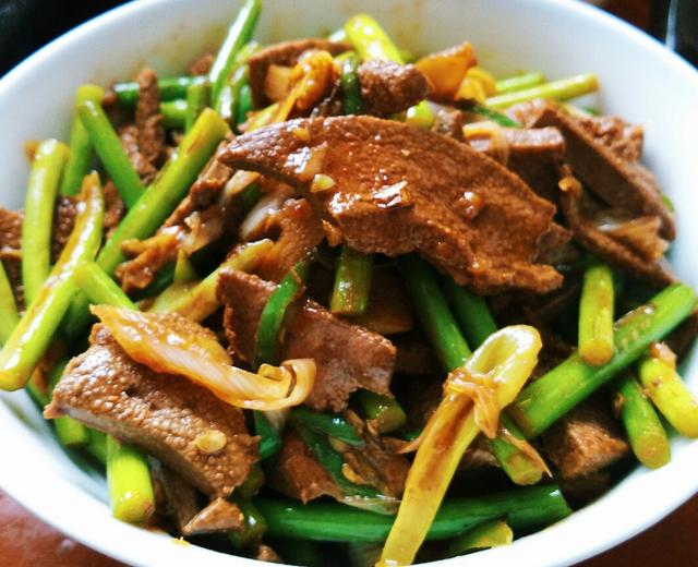 酱爆蒜薹猪肝的做法