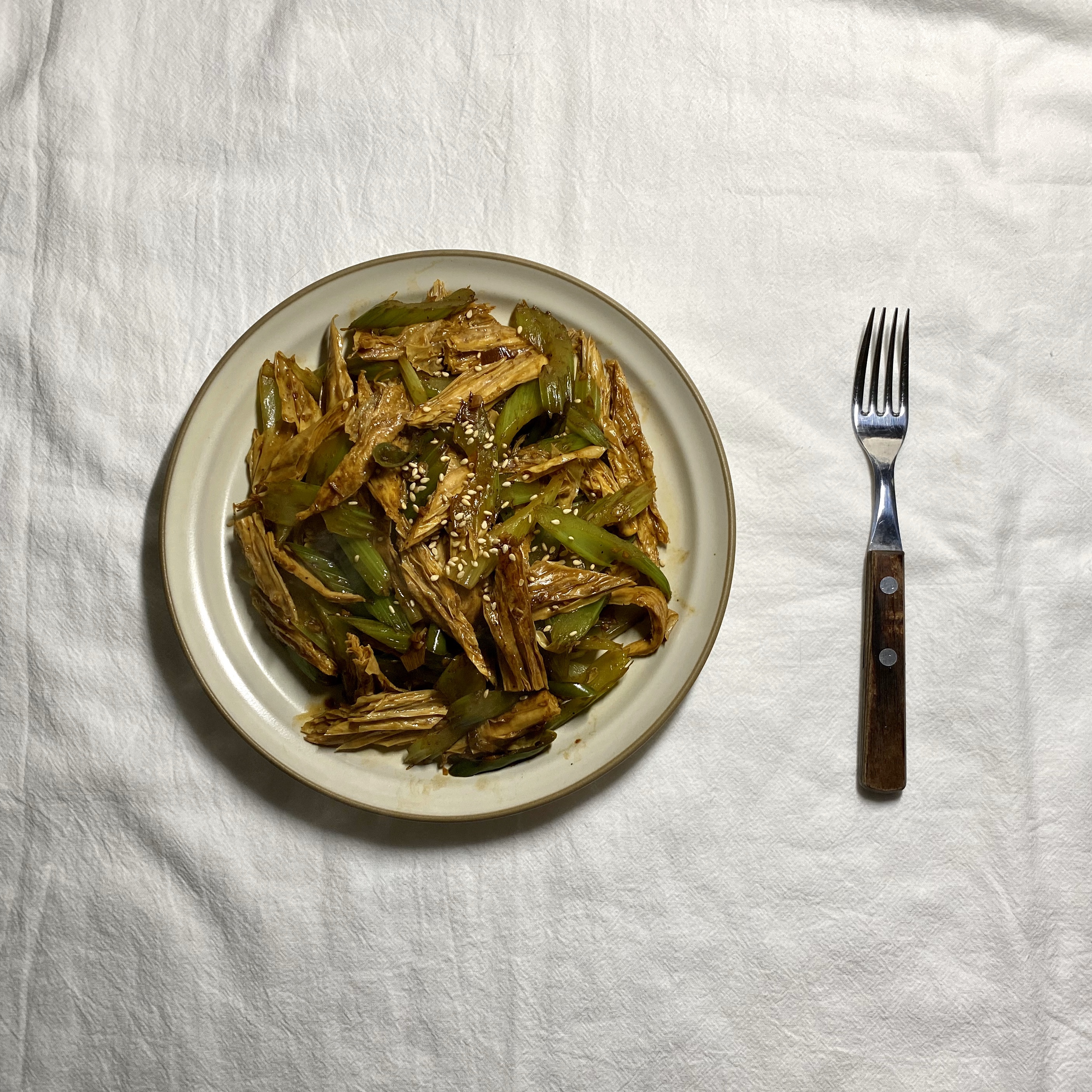 减肥快手素菜 - 简单又解馋的芹菜炒腐竹的做法 步骤3