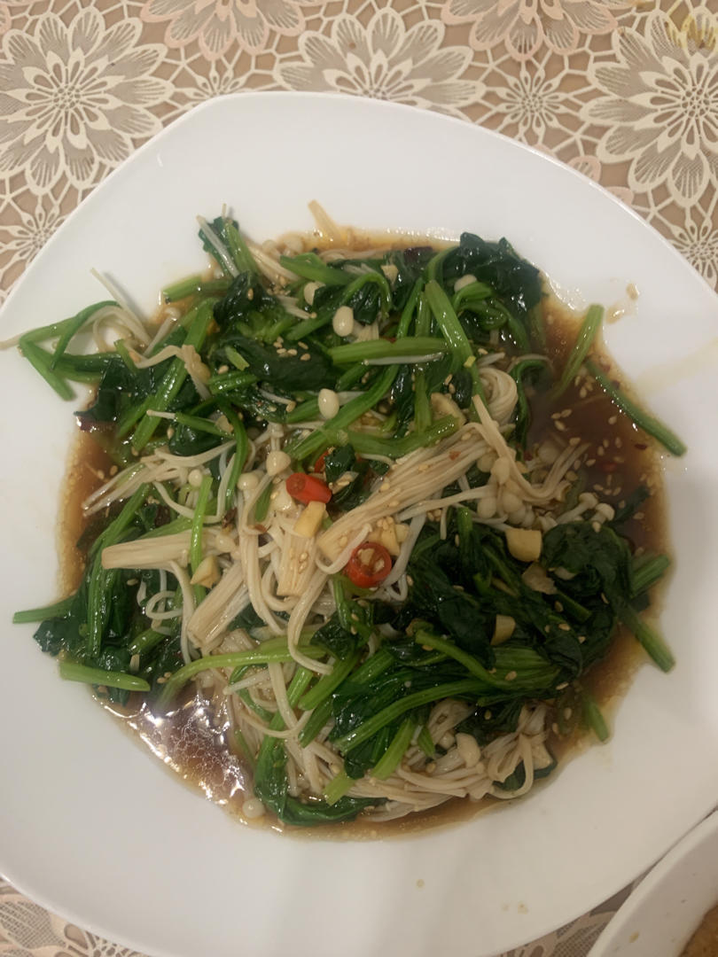 解馋减脂餐！酸辣开胃又下饭的菠菜拌金针菇