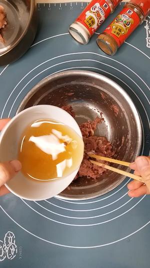 五福饺子（猪肉酸菜+驴肉萝卜馅儿）的做法 步骤3