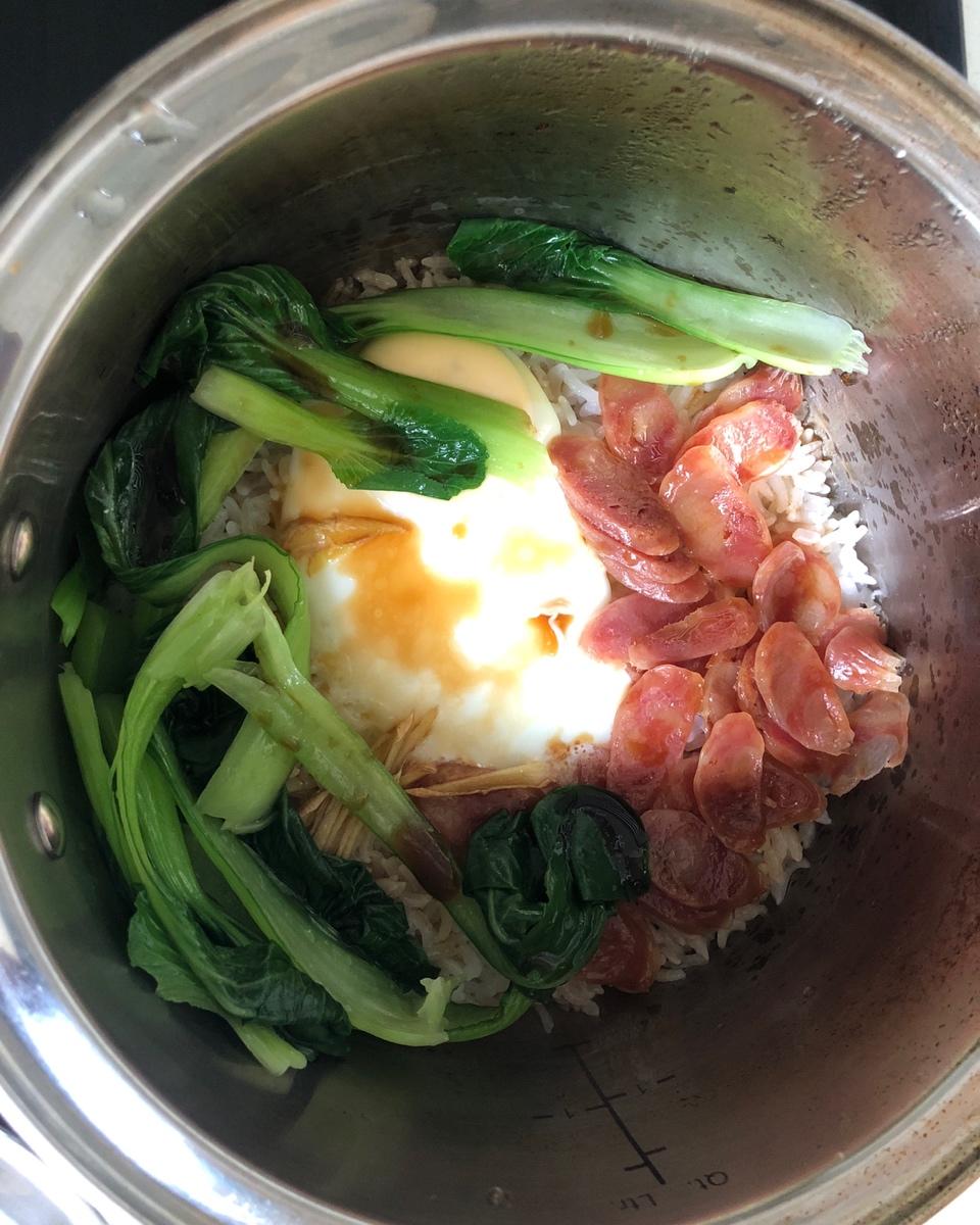 广式腊味煲仔饭