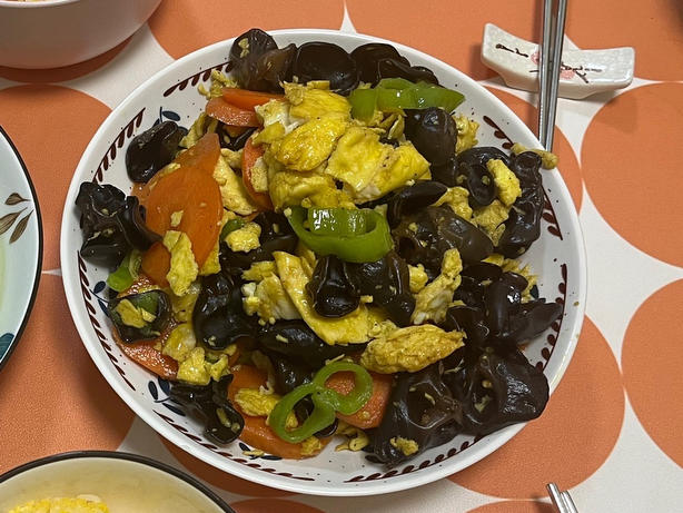 黑木耳青椒炒鸡蛋（营养又下饭）