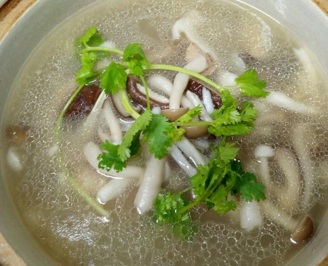菌菇汤——大骨头汤熬制的做法