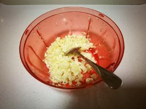 快手小食:蒜香吐司粒的做法 步骤3