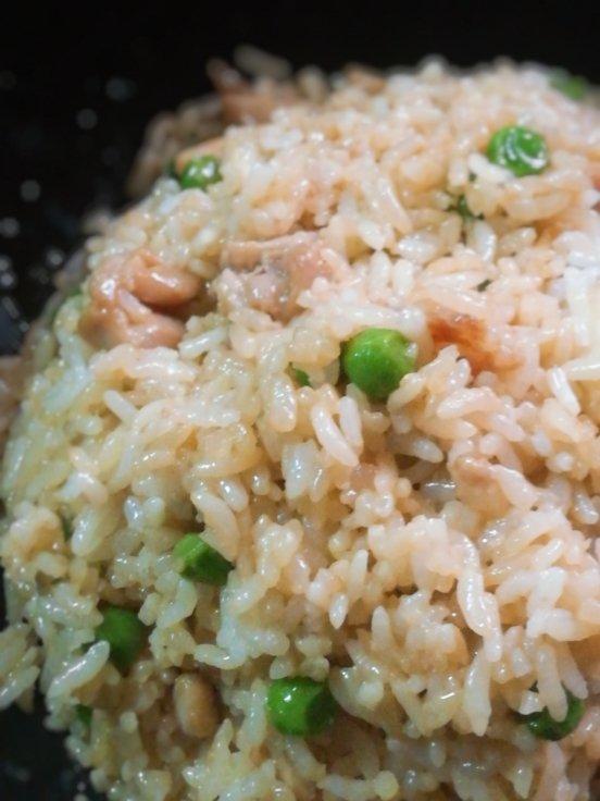 香菇鸡腿肉丁豌豆炒饭