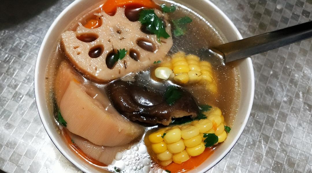 超简单:鸡腿萝卜莲藕汤，好喝不易胖！